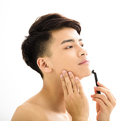 有魅力的年轻男子的肖像