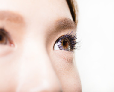 年輕漂亮的女人眼睛的特寫鏡頭 