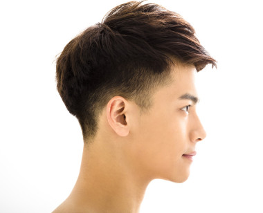 有魅力的年輕男子的肖像圖片