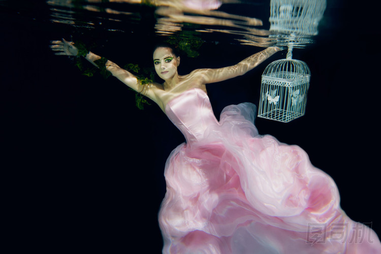 女人在長(zhǎng)粉紅色禮服水下圖片