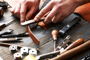 用皮革工作的人圖片