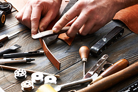 用皮革工作的人图片