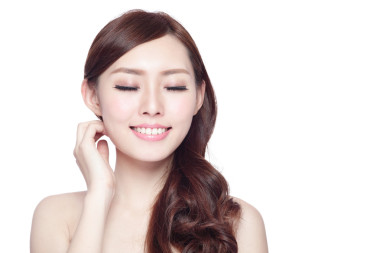 美麗女人帶迷人的微笑