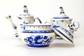 俄罗斯-老式洁具 Gzhel 上礼品商店橱窗的国家贸易的产物