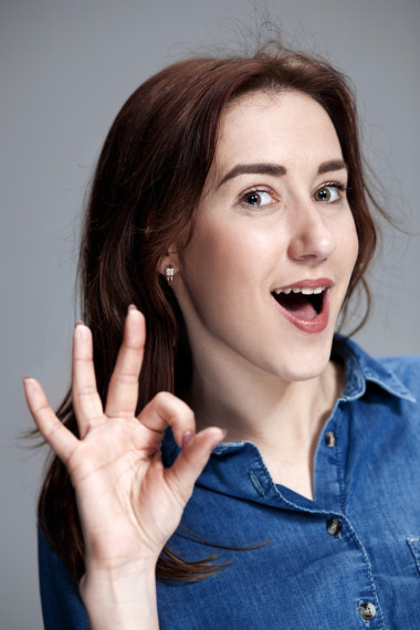 在灰色的背景上幸福的女人圖片