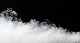 厚厚的隔离在黑色的雾流照片