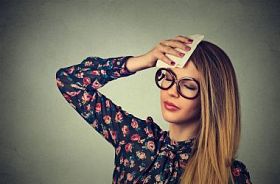 疲惫的女人强调出汗有头痛