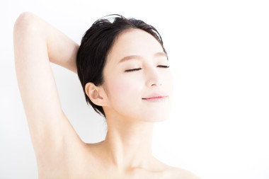  特寫美麗少婦微笑面對圖片