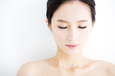  美麗的年輕女子臉特寫(xiě)