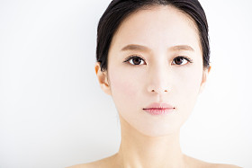  美丽的年轻女子脸特写图片