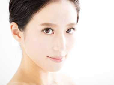  美丽的年轻女子脸特写图片