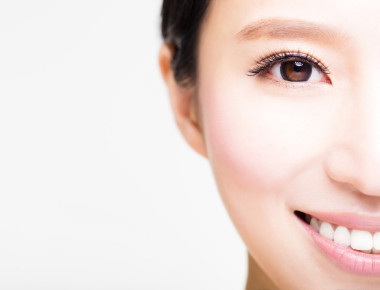 半張臉的年輕美麗的女人圖片