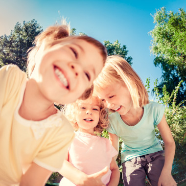 孩子們在春天公園戶外玩圖片