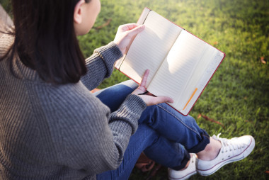 亞洲小姐看書圖片