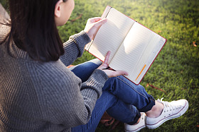 亚洲小姐看书图片