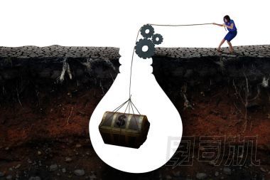 樂(lè)觀的女人發(fā)現(xiàn)一個(gè)寶藏