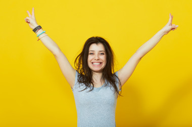 用手提出快樂(lè)幸運(yùn)的女人圖片