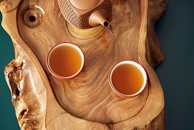 顶视图茶具木桌为茶道背景
