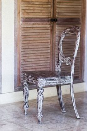 破旧的老式木椅