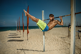 运动员做单杠引体向上