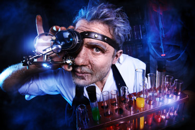 中世紀(jì)的科學(xué)家。煉金術(shù)士。萬(wàn)圣