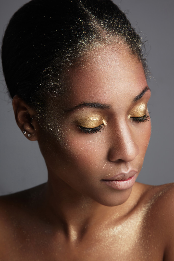 金色的眼睛化妆的女人图片 金色的眼睛化妆的女人图片