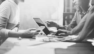 團(tuán)隊(duì)工作成功。使用新的啟動(dòng)項(xiàng)目，在現(xiàn)代閣樓的照片年輕業(yè)務(wù)經(jīng)理。分析計(jì)劃。通用設(shè)計(jì)筆記本在木桌子上，說智能手機(jī)、 文件、 證件。黑色白色