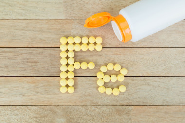 黃丸成形形狀對(duì) Fe 字母表上木背景