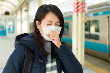 女人在火車站戴口罩