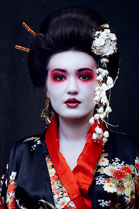 年轻漂亮的和服的艺妓图片