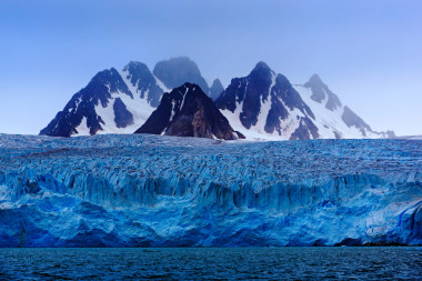 黑暗的冬季積雪的山的圖片