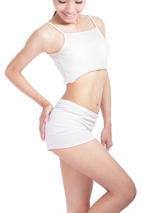 性感的年轻女性身体的微笑的脸