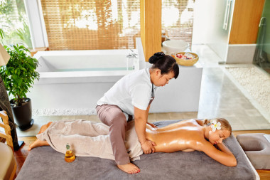 按摩 spa 女人回來。美容治療。身體，皮膚護(hù)理治療