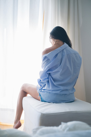 伤心的女孩坐在窗户窗帘图片