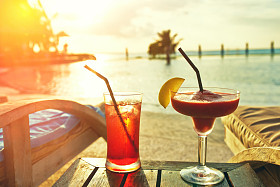 游泳池附近的鸡尾酒图片