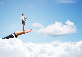 女商人在手掌上鼓上玩照片