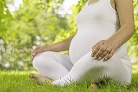 孕妇在大自然中放松照片