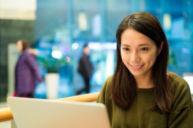 便攜式計(jì)算機(jī)在咖啡館工作的女人