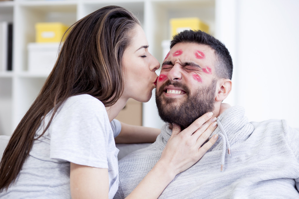 女人吻男人用红色口红