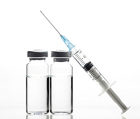 医学玻璃瓶和白色背景上的注射器