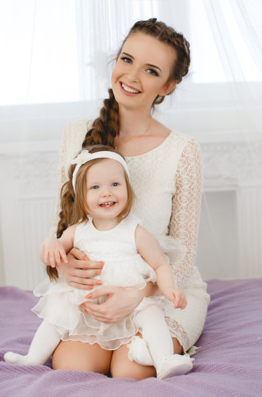 幸福的家庭媽媽和她的寶寶在臥室里玩