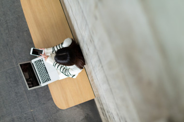 使用智能手機和筆記本電腦的女人