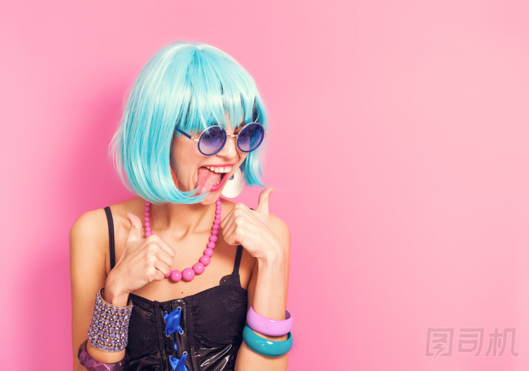 性格開朗又有趣的女孩，戴假發(fā)的拇指向上
