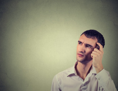 男人挠着头沉思着什么抬起头