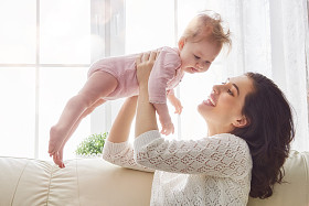 快乐充满爱的家庭图片