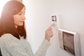 女人的家庭安全报警键盘上输入代