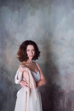 在白色泳衣的長裙與一個美麗的身體站在普安特鞋上的芭蕾舞演員