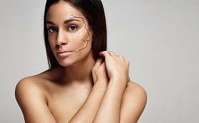 女性面部皮肤破