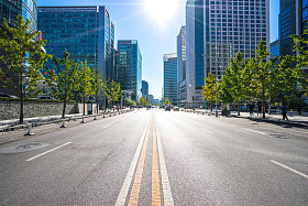 透过现代建筑的北京城市道路图片
