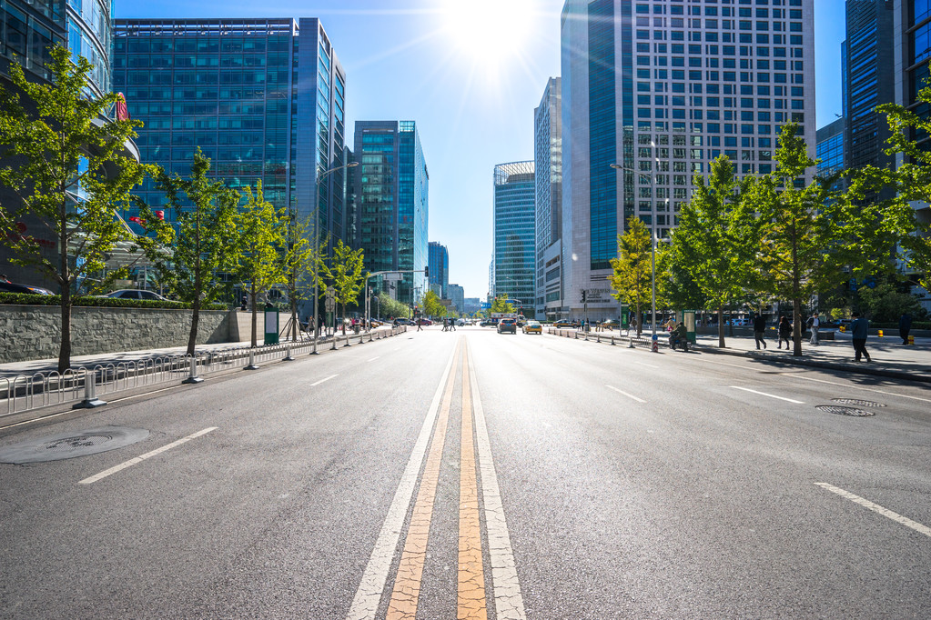 透过现代建筑的北京城市道路图片